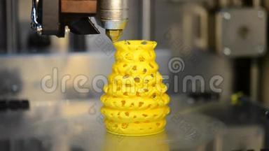3D打印机从喷嘴打印模型中注入热塑料